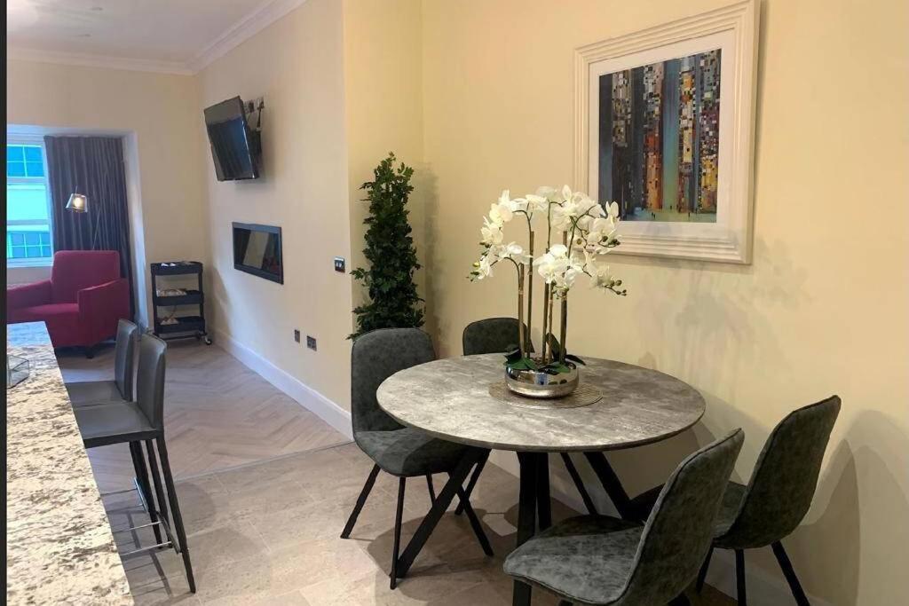 Apartment Apartment, *