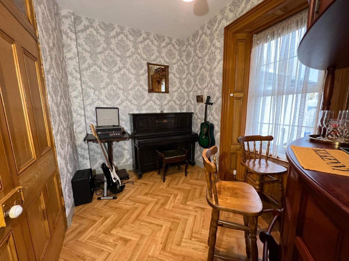 Nore View House *