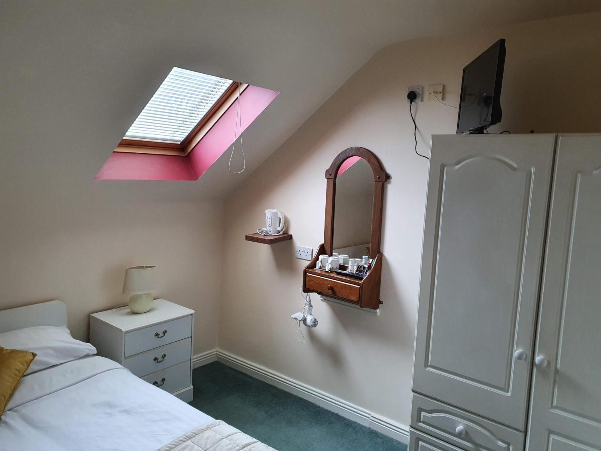 Bed & Breakfast Launard House 4*